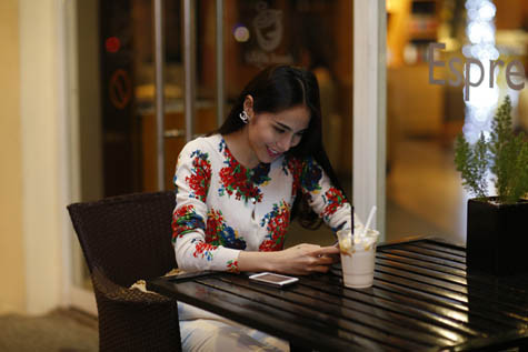 Là nhân vật được giới truyền thông săn đón nhưng Thủy Tiên hiếm khi bị bắt gặp khi đi cafe hay đi ra ngoài. Mỗi lúc rảnh rỗi cô thường chọn cách ở bên chăm sóc, chơi đùa cùng bé Bánh Gạo.