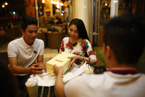 Món quà có thiết kế sang trọng, tinh tế khiến Thủy Tiên rất thích. Được biết, đây còn là đồ uống yêu thích của cô.