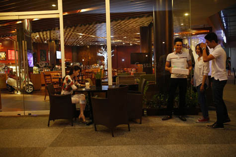 Trong lúc ngồi cafe, một nhóm fan bất ngờ xuất hiện với món quà Tết gửi tặng Thủy Tiên.