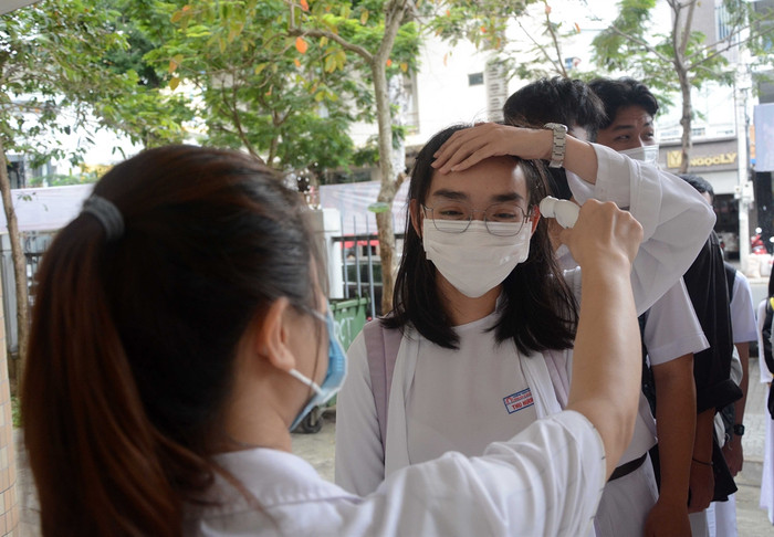 Khi học sinh đi học trở lại, nhà trường cần đảm bảo an toàn theo 3 thời điểm: Trước khi học sinh đến trường; khi học sinh đến trường và kết thúc mỗi buổi học. (Ảnh minh họa: TTXVN)