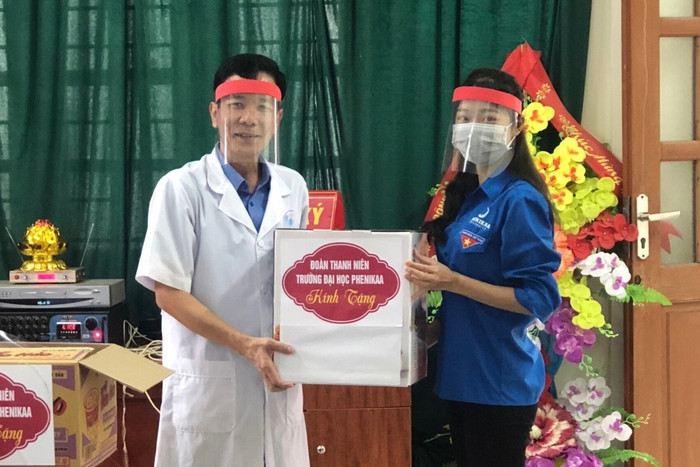 Những chiếc mũ chắn giọt bắn được Khánh Linh mang tặng cho các bác sĩ (Ảnh nhân vật cung cấp) Những chiếc mũ chắn giọt bắn được Khánh Linh mang tặng cho các bác sĩ (Ảnh nhân vật cung cấp)