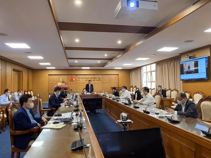 Ngày 17/4, Thứ trưởng Bộ Giáo dục và Đào tạo Nguyễn Văn Phúc chủ trì hội nghị trực tuyến “Đào tạo trực tuyến giáo dục đại học trong bối cảnh dịch Covid-19”. (Ảnh: Trung tâm truyền thông)