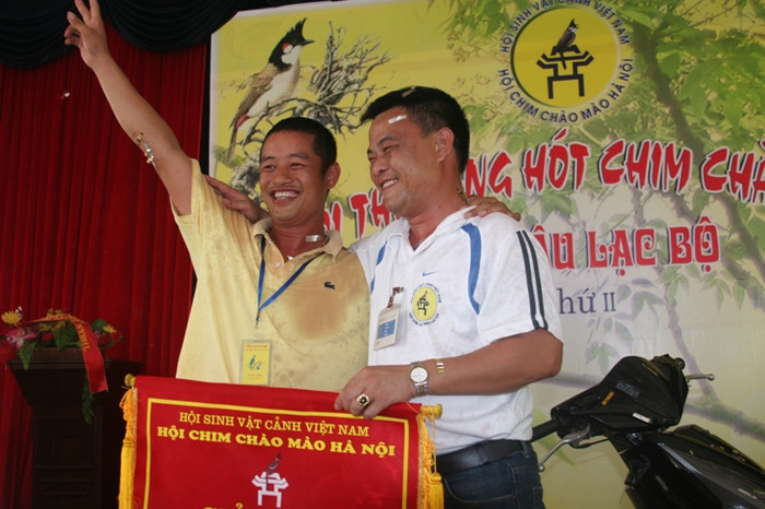 Ông Nguyễn Quốc Toản (bên phải) trao phần thưởng cho một hội viên trong lần thi chim chào mào tại Hà Nội Ông Nguyễn Quốc Toản (bên phải) trao phần thưởng cho một hội viên trong lần thi chim chào mào tại Hà Nội