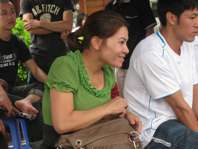 Nụ cười của bóng hồng theo chồng đi thi chim chào mào Nụ cười của bóng hồng theo chồng đi thi chim chào mào