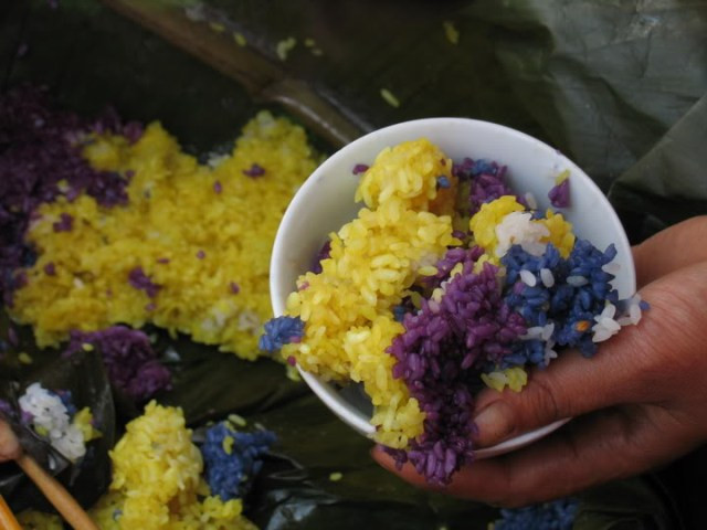 Xôi ngũ sắc làm từ nếp Tú Lệ (Nghĩa Lộ - Yên Bái). Các loại màu sắc trên xôi được khéo léo chế ra từ lá cây rừng. Xôi ngũ sắc làm từ nếp Tú Lệ (Nghĩa Lộ - Yên Bái). Các loại màu sắc trên xôi được khéo léo chế ra từ lá cây rừng.