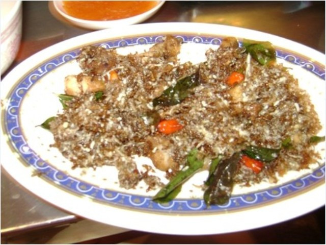 Trứng kiến được chiên qua cùng một số loại rau rừng. Trứng kiến được chiên qua cùng một số loại rau rừng.