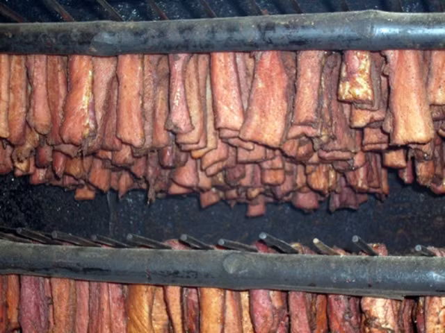 Thịt trâu gác bếp món nhậu khoái khẩu với đấng mày râu. Thịt trâu gác bếp món nhậu khoái khẩu với đấng mày râu.