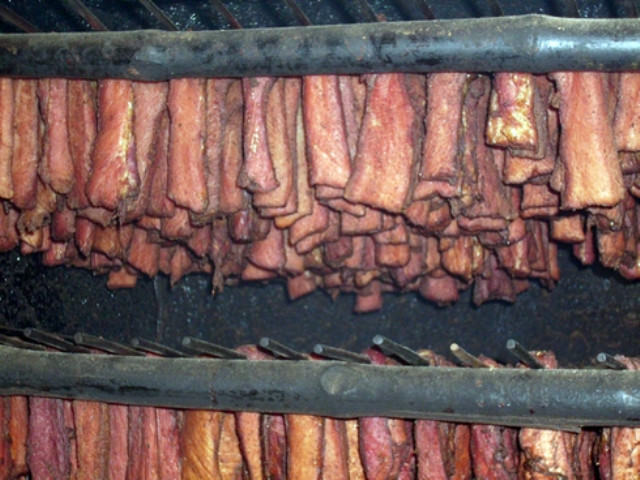 Thịt trâu gác bếp món nhậu khoái khẩu với đấng mày râu. Thịt trâu gác bếp món nhậu khoái khẩu với đấng mày râu.