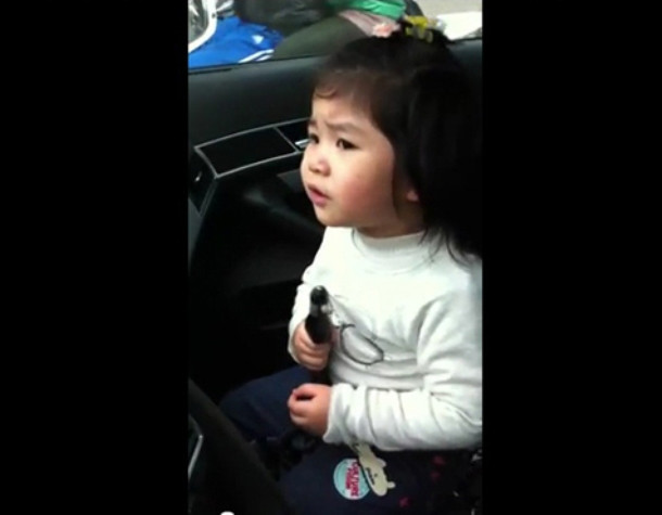 Cô bé 3 tuổi với biệt danh bé Dế đang làm xôn xao dư luận bằng việc líu lô thể hiện ca khúc " Tìm lại bầu trời" Cô bé 3 tuổi với biệt danh bé Dế đang làm xôn xao dư luận bằng việc líu lô thể hiện ca khúc " Tìm lại bầu trời"