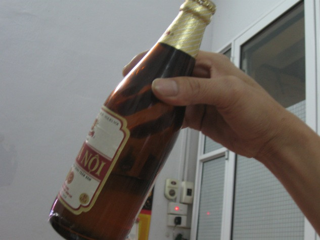 Chai bia Hà Nội được ông Hùng mua về tuy còn nguyên tem chưa mở nắp nhưng dung lượng chỉ còn 1/3. Chai bia Hà Nội được ông Hùng mua về tuy còn nguyên tem chưa mở nắp nhưng dung lượng chỉ còn 1/3.