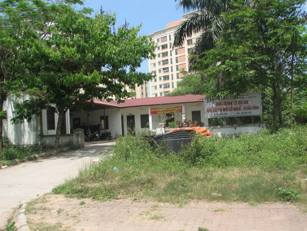Ban quản lý dự án Khu đô thị Cổ Nhuế - Xuân Đỉnh (Hà Nội) nằm ngay trong khu đô thị, ngày ngày chứng kiến sự xuống cấp của các công trình nơi đây Ban quản lý dự án Khu đô thị Cổ Nhuế - Xuân Đỉnh (Hà Nội) nằm ngay trong khu đô thị, ngày ngày chứng kiến sự xuống cấp của các công trình nơi đây