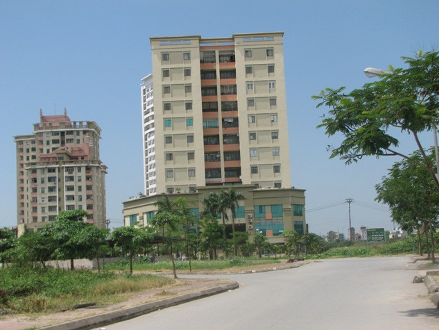 Cách những biệt thự siêu sang bỏ hoang không xa là một trung cư được xây dựng cùng thời gian cách đây 6 năm, đã hoàn thành và đưa vào sử dụng từ lâu Cách những biệt thự siêu sang bỏ hoang không xa là một trung cư được xây dựng cùng thời gian cách đây 6 năm, đã hoàn thành và đưa vào sử dụng từ lâu