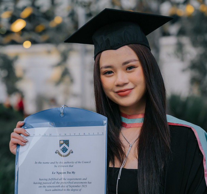 Lê Nguyễn Trà My giành học bổng toàn phần theo học chương trình tiến sĩ tại Trường Đại học Deakin (Úc) khi 22 tuổi. Lê Nguyễn Trà My giành học bổng toàn phần theo học chương trình tiến sĩ tại Trường Đại học Deakin (Úc) khi 22 tuổi.