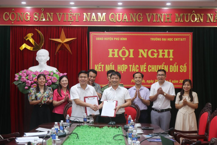 Trường Đại học Công nghệ Thông tin và Truyền thông (ICTU), Đại học Thái Nguyên chính thức ký kết biên bản hợp tác chiến lược với Ủy ban nhân dân huyện Phú Bình (Thái Nguyên). IMG_6035-1024x683.jpg