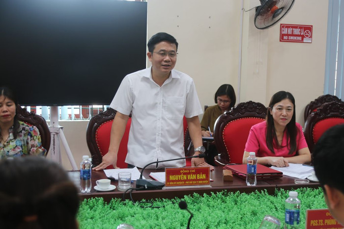 Ông Nguyễn Văn Bản - Phó Chủ tịch Ủy ban nhân dân huyện Phú Bình phát biểu tại buổi lễ. IMG_6018-1024x683.jpg