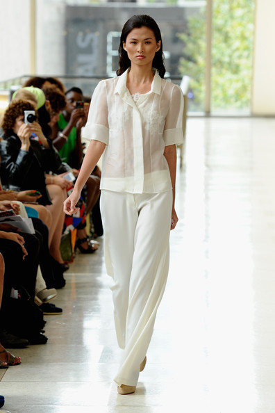 Thí sinh Thiên Trang diễn trên đất Mỹ