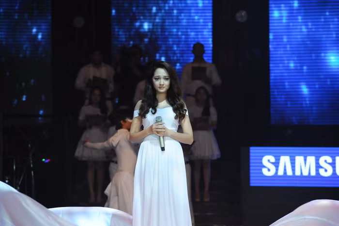 Những yếu tố này khiến cô gái này bị cho là "bình hoa di động" chứ không còn là "thiên thần Bảo Anh" như mọi khi được ca tụng nữa. Phần trình diễn cũng được liệt vào ca khúc thảm họa của nhạc Việt.