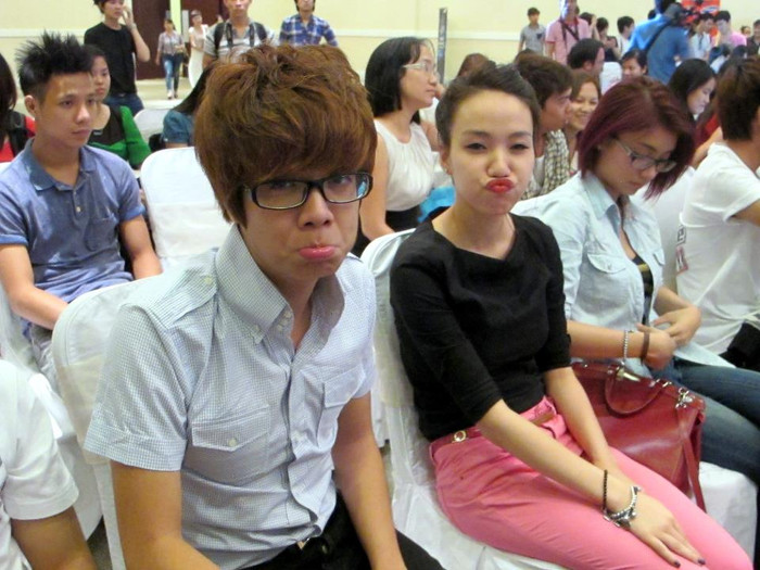 Thí sinh pose hình tại họp báo