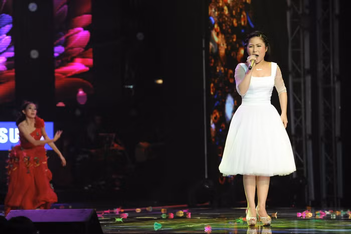 Dù thể hiện tốt 2 ca khúc tiếng Anh trong vòng Giấu mặt và Đối mặt nhưng đến liveshow, Hương Tràm đã vượt qua thử thách một cách xuất sắc với ca khúc tiếng Việt.