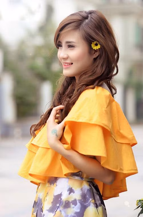 Ngoài vẻ đẹp tươi tắn, dễ thương, Khánh Chi - em gái Công Vinh còn được biết đến là người rất đam mê nghệ thuật, đặc biệt là ca hát và chụp hình.