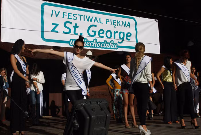 Hương Thảo xì tin tạo dáng