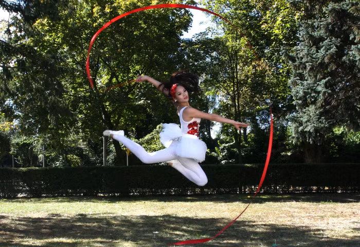 Hương Thảo tập luyện múa lụa chuẩn bị cho phần thi tài năng.