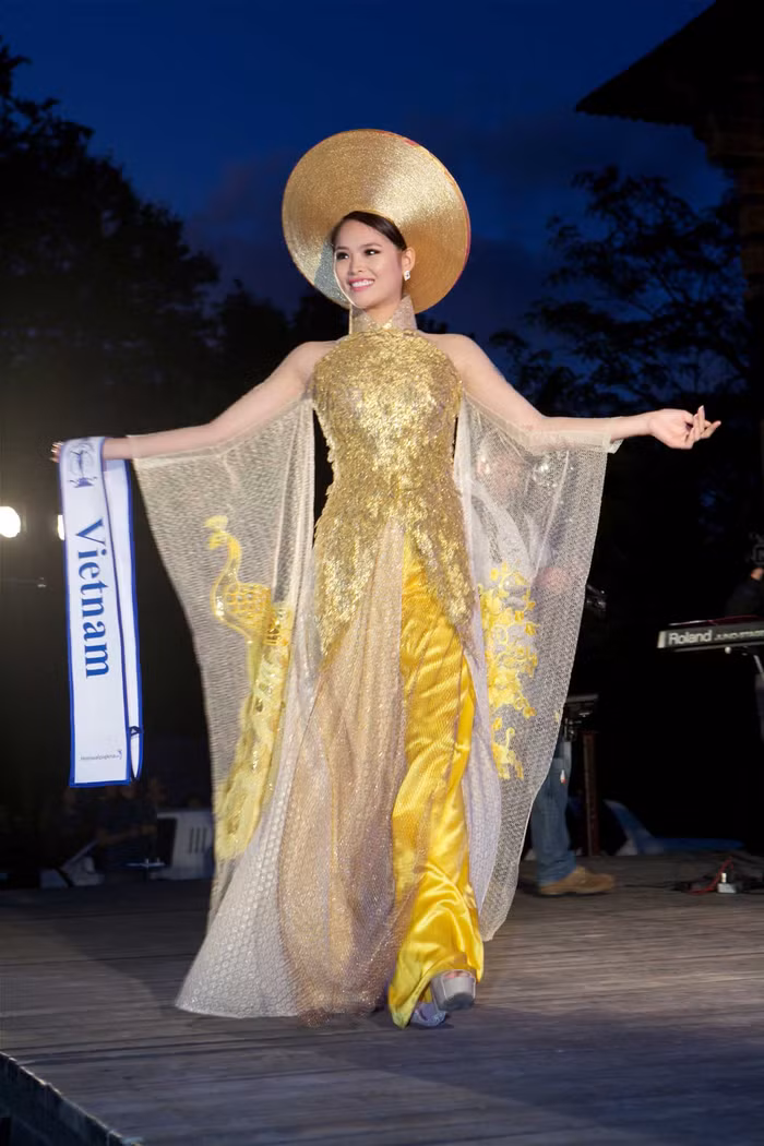 Lại Hương Thảo lộng lẫy và đằm thắm trong phần trình diễn áo dài.