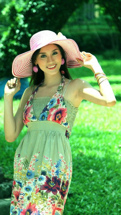 So với các hotgirl Tâm Tít, Hà Lade, cô nàng có lợi thế hơn với chiều cao 1,76m, và là người mẫu chuyên nghiệp từ năm 2006. Hiện Hồng Nhung đang cộng tác với VTV3 và là sinh viên Đại học Thương mại Hà Nội.