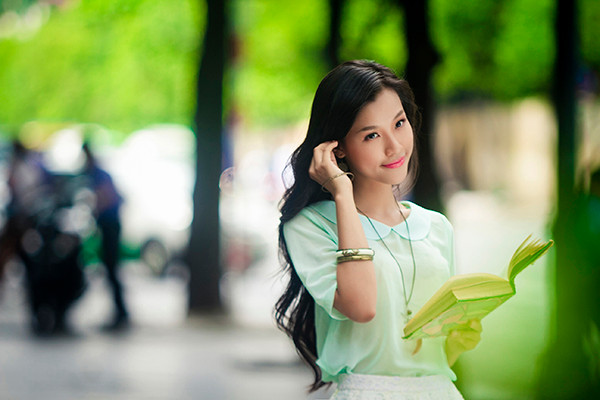 Ngoài giờ học, Hoàng Oanh còn làm MC trên các kênh truyền hình và tham gia vai trò người mẫu ảnh.