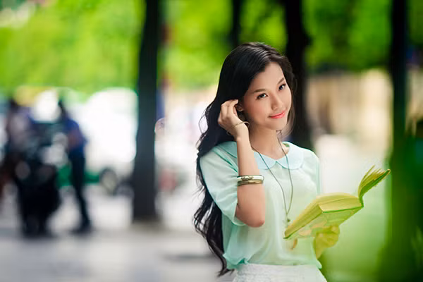 Ngoài giờ học, Hoàng Oanh còn làm MC trên các kênh truyền hình và tham gia vai trò người mẫu ảnh.