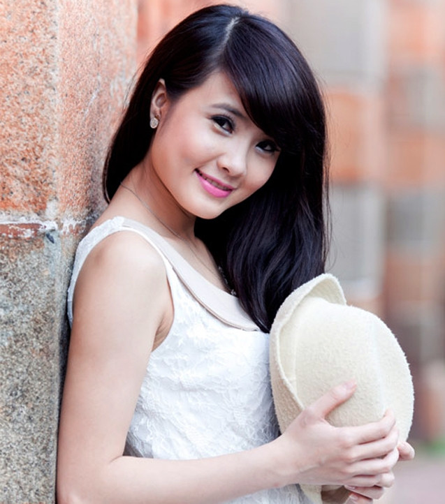 Khánh Chi tên thật là Lê Khánh Chi, cô từng đoạt giải Hoa khôi Đại học Văn hóa 2011.