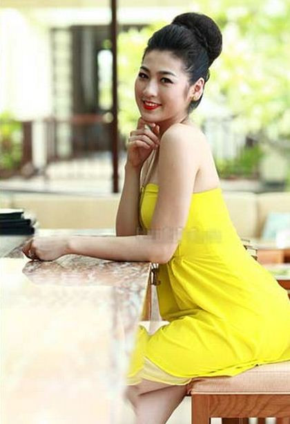 Diện đầm vàng, cô sinh viên Đại học báo chí nổi bật giữa thiên nhiên. (Ảnh afamily) Diện đầm vàng, cô sinh viên Đại học báo chí nổi bật giữa thiên nhiên. (Ảnh afamily)