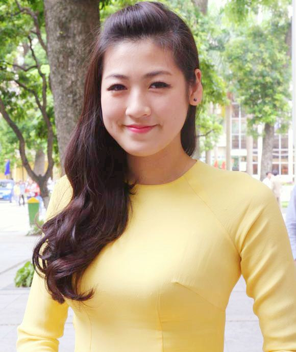 Á hậu Dương Tú Anh "trưng" áo dài vàng khi tham gia lễ khai giảng năm học mới của trường Học viện Báo chí và Tuyên truyền cùng với các sinh viên khác trong trường. Á hậu Dương Tú Anh "trưng" áo dài vàng khi tham gia lễ khai giảng năm học mới của trường Học viện Báo chí và Tuyên truyền cùng với các sinh viên khác trong trường.