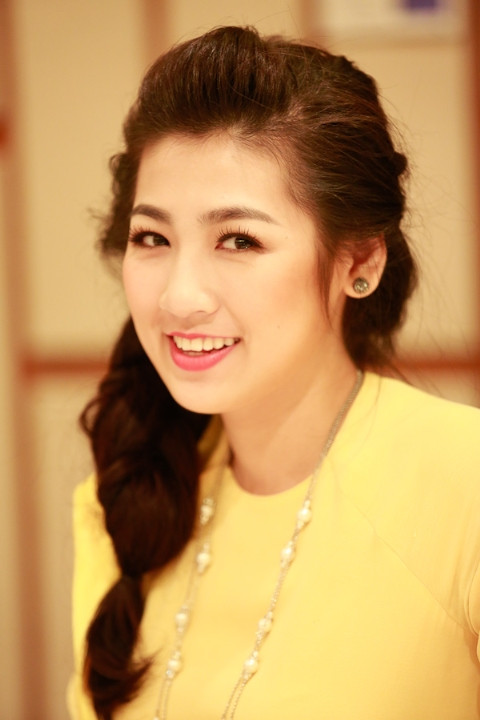 Với bộ áo dài màu vàng nhạt, Dương Tú Anh thêm đằm thắm và đậm đà nét Á Đông. (ảnh TPO) Với bộ áo dài màu vàng nhạt, Dương Tú Anh thêm đằm thắm và đậm đà nét Á Đông. (ảnh TPO)