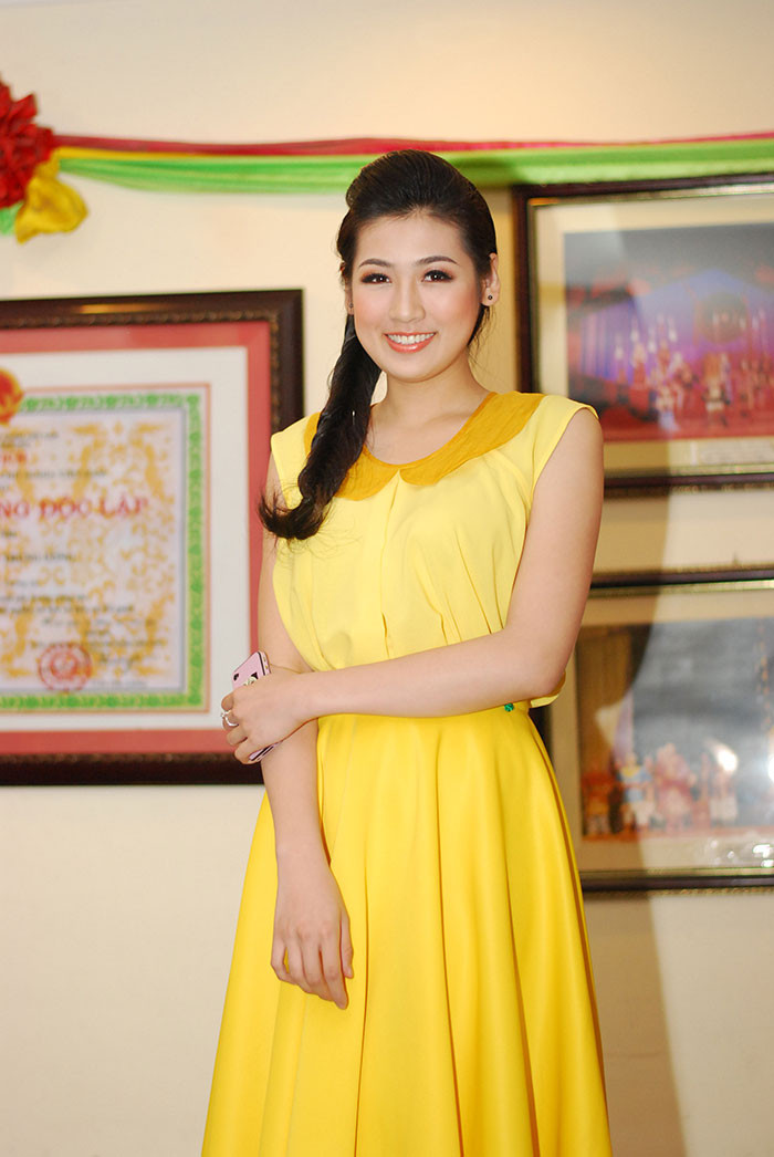 Xuất hiện trong bộ đầm vàng rực rỡ, Tú Anh thu hút mọi ống kính máy ảnh hướng về phía mình. Xuất hiện trong bộ đầm vàng rực rỡ, Tú Anh thu hút mọi ống kính máy ảnh hướng về phía mình.