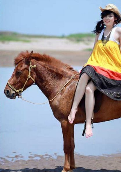Không chỉ xuất hiện ở các sự kiện với trang phục màu vàng, Á hậu còn "ưu ái" gam màu này cho những buổi dã ngoại. Không chỉ xuất hiện ở các sự kiện với trang phục màu vàng, Á hậu còn "ưu ái" gam màu này cho những buổi dã ngoại.