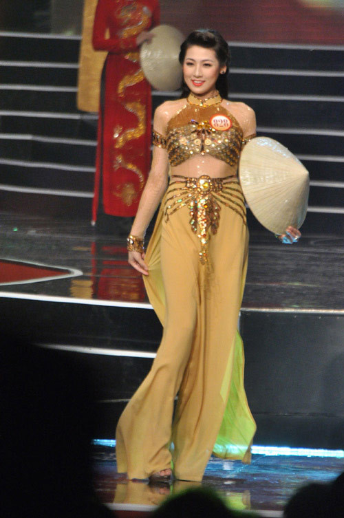 Trong đêm chung kết Hoa hậu Việt Nam 2012, người đẹp Dương Tú Anh nhẹ nhàng, nền nã với áo dài màu vàng nâu. Trong đêm chung kết Hoa hậu Việt Nam 2012, người đẹp Dương Tú Anh nhẹ nhàng, nền nã với áo dài màu vàng nâu.