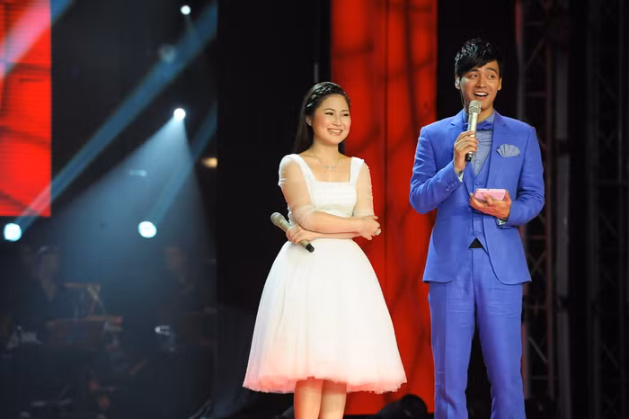 Nếu như vẻ đẹp của Bảo Anh là hình ảnh duyên dáng, đẹp trong sáng về ngoại hình thì vẻ đẹp của Hương Tràm lại toát ra từ nội lực giọng hát, từ sự hưng phấn trong cảm xúc thăng hoa trên sân khấu, vẻ đẹp của tài năng thực thụ. Hương Tràm thật sự là bông hoa đẹp, thơm ngát nhất của đêm liveshow thứ nhất The Voice.