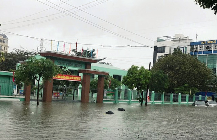 Nhiều trường học ở Đà Nẵng bị ngập sâu do mưa lớn. Nhiều trường học ở Đà Nẵng bị ngập sâu do mưa lớn.