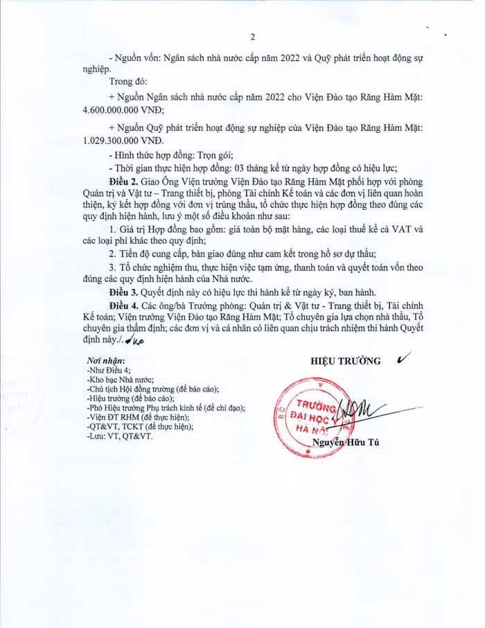 Quyết định phê duyệt kết quả lựa chọn nhà thầu gói thầu số 8 "Cung cấp thiết bị răng hàm mặt" do Hiệu trưởng Trường Đại học Y Hà Nội Nguyễn Hữu Tú ký. Ảnh: Độc giả cung cấp.