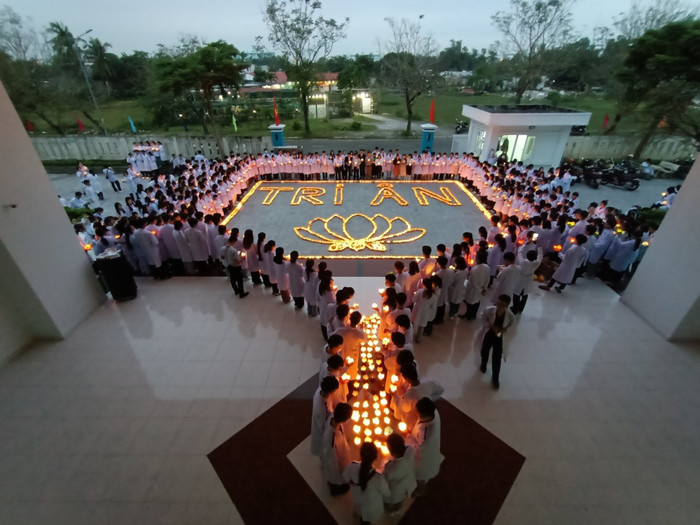 Những ngọn nến tri ân được thắp nên bởi những bác sĩ tương lai. Ảnh: AN Những ngọn nến tri ân được thắp nên bởi những bác sĩ tương lai. Ảnh: AN