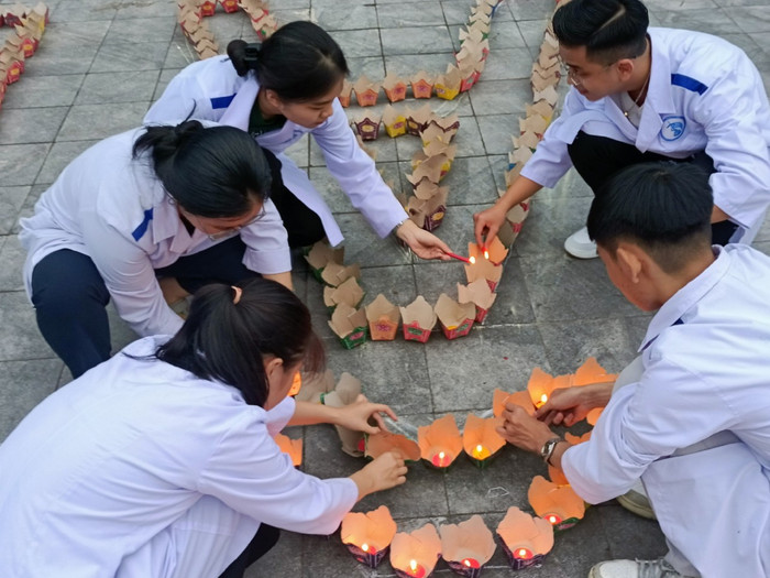 Sinh viên Khoa Y Dược thắp những ngọn nến để tri ân những người đã hiến thân xác cho việc học tập - giảng dạy của khối ngành sức khỏe. Ảnh: AN Sinh viên Khoa Y Dược thắp những ngọn nến để tri ân những người đã hiến thân xác cho việc học tập - giảng dạy của khối ngành sức khỏe. Ảnh: AN