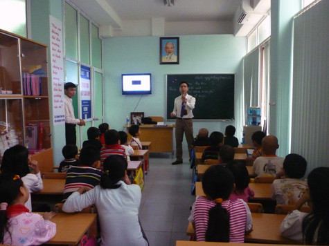 Thầy, trò cùng say sưa với những câu chuyện cảm động về nghị lức sống và niềm tin với cuộc đời. (Ảnh Thu Hòe) Thầy, trò cùng say sưa với những câu chuyện cảm động về nghị lức sống và niềm tin với cuộc đời. (Ảnh Thu Hòe)