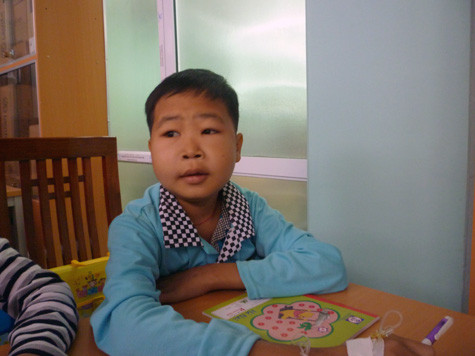 "Cháu sẽ khỏi bệnh và khi lớn lên cháu sẽ đi học Đại học như anh Nick". (Ảnh Thu Hòe) "Cháu sẽ khỏi bệnh và khi lớn lên cháu sẽ đi học Đại học như anh Nick". (Ảnh Thu Hòe)