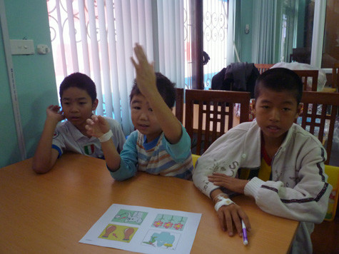 Các em đã mạnh dạn hơn, tự tin hơn với những buổi học kỹ năng sống ở Lớp học Hy vọng. (Ảnh Thu Hòe) Các em đã mạnh dạn hơn, tự tin hơn với những buổi học kỹ năng sống ở Lớp học Hy vọng. (Ảnh Thu Hòe)