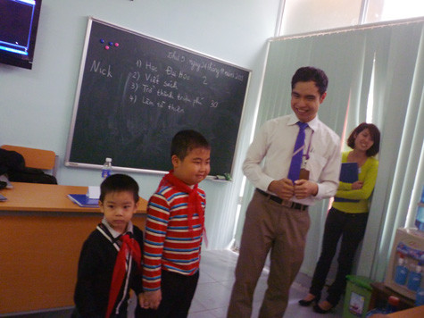 Trò chơi đặt tên cho nhau được các em hào hứng tham gia. (Ảnh Thu Hòe) Trò chơi đặt tên cho nhau được các em hào hứng tham gia. (Ảnh Thu Hòe)