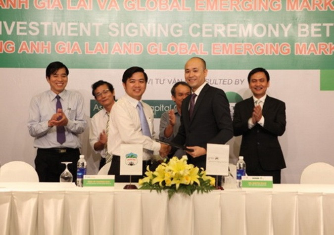 Ông Võ Trường Sơn – Phó Tổng Giám đốc HAGL và ông Martin Doan, Đại diện GEM ký hợp đồng Ông Võ Trường Sơn – Phó Tổng Giám đốc HAGL và ông Martin Doan, Đại diện GEM ký hợp đồng