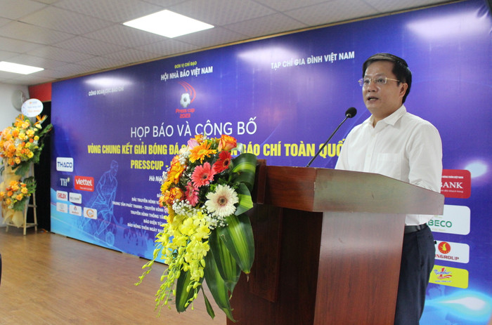 Nhà báo Hồ Minh Chiến - Tổng biên tập Tạp chí Gia đình Việt Nam - Trưởng ban tổ chức Giải bóng đá các cơ quan báo chí toàn quốc phát biểu khai mạc. Ảnh: Trung Dũng