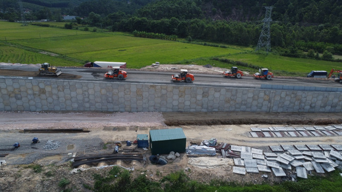 Một lượng lớn công nhân, máy móc được huy động để chạy đua với tiến độ. Ảnh: Trung Dũng