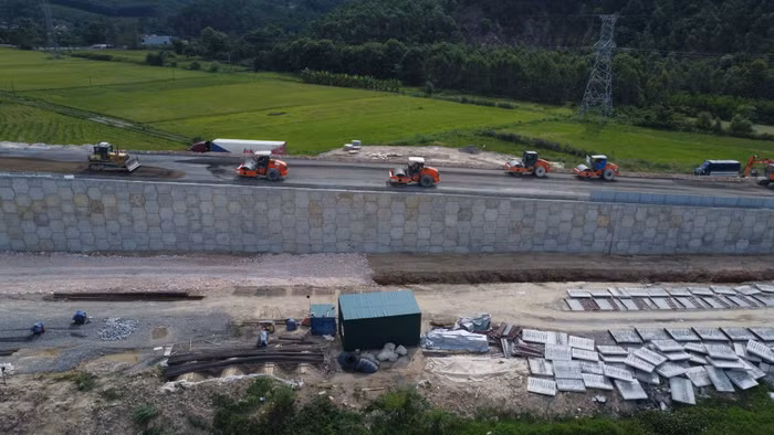 Một lượng lớn công nhân, máy móc được huy động để chạy đua với tiến độ. Ảnh: Trung Dũng